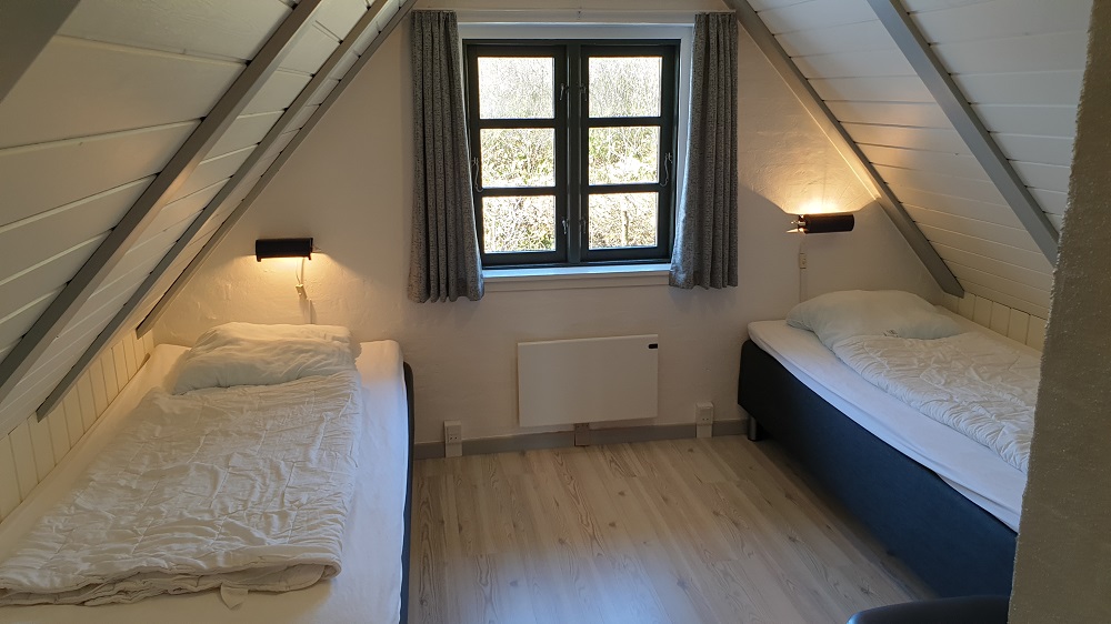 Zimmer oben mit 2 Einzelbetten: Grösse linke Bett 90x200 CM und Grösse rechte Bett 90x200 CM 