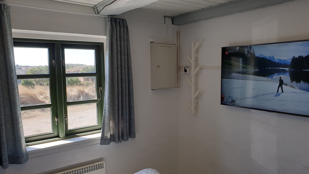 Schlafzimmer unten Doppelbett Grösse 180x200, an der Wand ist eine Smartv von Samsung