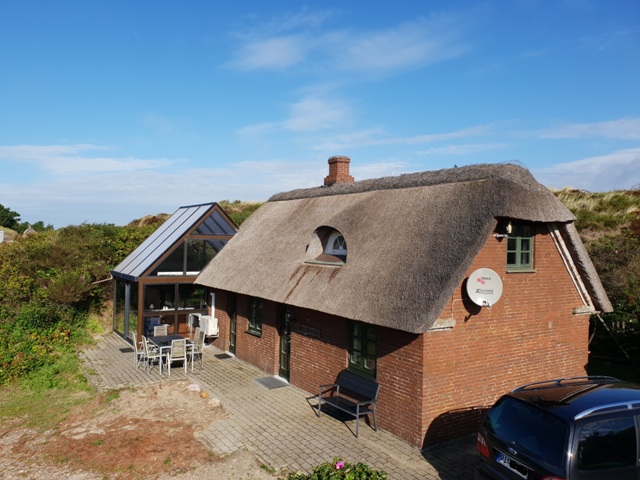 Privates reetgedecktes Ferienhaus auf einem Dünengrundstück in Henne Strand Dänemark