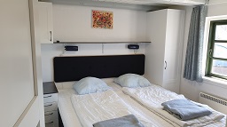 Schlafzimmer unten Doppelbett Grösse 180x200